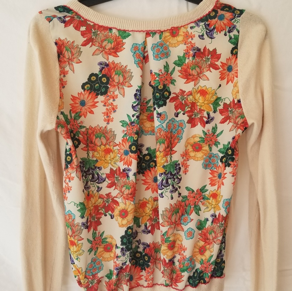 KNIT LONG SLEEVE FLORAL BACK TOP